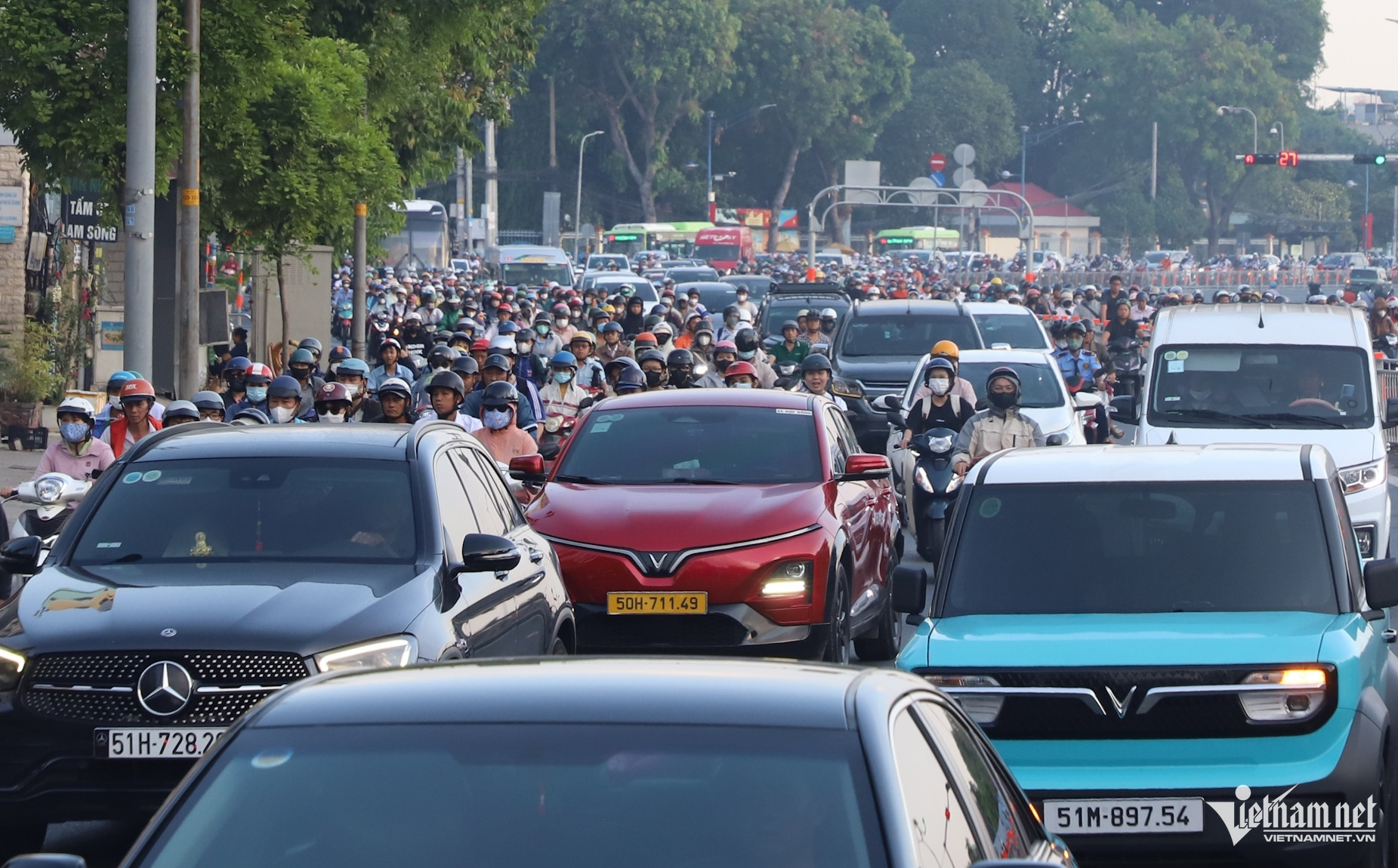 Ngỡ ngàng cảnh dòng xe 'băng băng' trên đường Cộng Hòa trước ngày đảo chiều